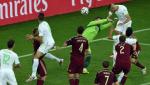Islam Slimani strzela bramkę, która wyrzuciła Rosję z turnieju