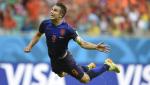 Robin van Persie strzela dla Holandii pierwszą bramkę na mundialu. To zdjęcie na zawsze zostanie  w historii futbolu