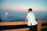 Wielkim przywódcom też zdarza się czasem o zachodzie słońca chwila zadumy nad światem, nad przemijaniem i marnością ludzkich wysiłków. Jak krzepiący może być wówczas widok rakiety zdolnej do przenoszenia taktycznej broni jądrowej, ukazuje powyższe zdjęcie Kim Dzong Una, opublikowane 30 czerwca przez Północnokoreańską Agencję Prasową.