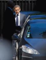 Nicolas Sarkozy przed swoim domem w Paryżu po 15-godzinnym przesłuchaniu