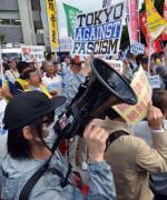 Lewicowi demonstranci uważają,  że polityka rządu Abego prowadzi Japonię do nowej wojny