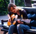 Keira Knightley (Gretta) śpiewa i gra na gitarze tak, jakby wychowała się w Nashville