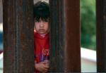 Marzenie o Ameryce. Młody Latynos spogląda na przygraniczne Nogales w stanie Arizona 