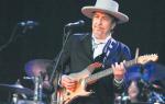 Bob Dylan jest w trasie koncertowej „Never Ending Tour” od 1988 roku; na zdjęciu podczas występu na festiwalu Vieilles Charrues we Francji w 2012 roku 