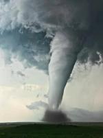 Tornado – gwałtowny wir powietrza od ziemi do podstawy chmur – niszczy wszystko, co spotka na drodze 