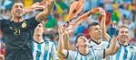 Argentyna w półfinale.  Od lewej: bramkarz Mariano Andujar, Federico Fernandez, Leo Messi i Hugo Campagnaro 