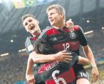 Miroslav Klose (z lewej), Toni Kroos i Sami Khedira. Radość Niemców po kolejnej bramce 