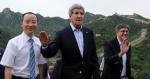 Sekretarz stanu John Kerry (w środku) zwiedzał Mur Chiński przed obradami konferencji strategiczno-gospodarczej w Pekinie 