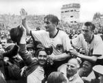 Fritz Walter (z Pucharem Rimeta) – pierwszy piłkarski bohater narodowy. Z prawej Horst Eckel