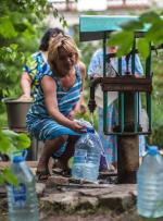 Mieszkańcy Słowiańska zajętego tydzień temu przez ukraińską armię w kolejce po wodę
