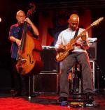 Kontrabasista  Dave Holland  i gitarzysta Kevin Eubanks  dali jeden  z najlepszych występów  w historii Warsaw Summer  Jazz Days