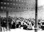 Umschlagplatz, lipiec 1942 roku. W sąsiednim kadrze mógłby się znaleźć Janusz Korczak