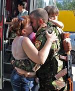 Rosyjski separatysta żegna w Doniecku swoją rodzinę. Miasto opuszcza coraz więcej uciekinierów