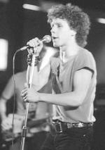 Dariusz „Skandal” Hajn, wokalista Dezertera, zmarł 19 lat temu; tu na koncercie w 1985 roku 