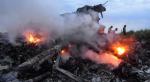 Szczątki malezyjskiego samolotu tuż po katastrofie na wschodzie Ukrainy 