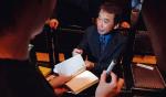Haruki Murakami rozdaje autografy w Pradze po otrzymaniu Nagrody im. Franza Kafki, 2006 rok 