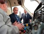 Władimir Putin nie wygląda na zaniepokojonego działaniami UE (w poniedziałek odwiedził centrum budowy rakiet w Samarze) 