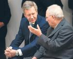Christian Wulff (z lewej) rozmawia z ministrem finansów Wolfgangiem Schäublem na niedawnym przyjęciu z okazji 60. urodzin kanclerz Angeli Merkel