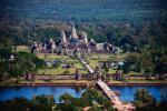 Główny kompleks  Angkor Wat i kojarzone z nim osobliwości  (od lewej): Angelina Jolie, główna brama świątyni, korzenie dyniowca porastające ruiny