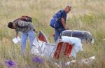 Na miejscu tragedii. Malezyjscy eksperci badają szczątki boeinga 777 we wsi Grabowo