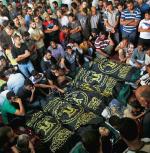 Wczorajsze uroczystości pogrzebowe w Chan Junis w Strefie Gazy. Chowano ofiary izraelskiego ataku z powietrza na jeden dom. Zginęło w nim 15 osób z trzech rodzin: Abu Zeidów, Duheirów i Al-Haszaszów