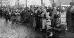 Oddział strzelców syberyjskich szykujący się do wymarszu na front z Warszawy, późna jesień 1914 roku. Machorka, papachy, patriotyzm
