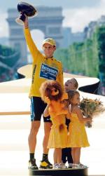 Lance Armstrong, triumfator. Do czasu (zdjęcie po wygranej w Tour de France w roku 2005).