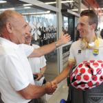 Czesław Lang wita na lotnisku Rafała Majkę, który będzie naszym asem w Tour de Pologne 