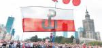 Godzina W w centrum Warszawy. Ruch na rondzie Dmowskiego zatrzymali kibice, a nad stojącymi uniosła się flaga narodowa przymocowana do balonów