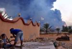 Nad Trypolisem unosi się dym z podpalonego w czasie walk największego zbiornika paliwa