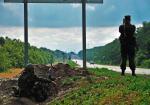 Rosyjscy żołnierze na przejściu granicznym obserwują terytorium pobliskiej Ukrainy