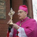 Arcybiskup metropolita mińsko-mohylewski Tadeusz Kondrusiewicz przed kościołem św. Szymona i św. Heleny w Mińsku 