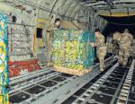 Pomoc z powietrza. Brytyjscy żołnierze przygotowują zrzut żywności dla uchodźców z Sindżaru 