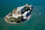 Więzienie Alcatraz leżało  na wyspie  w Zatoce San Francisco 