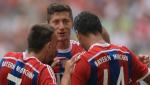 Robert Lewandowski i jego nowi koledzy z Monachium. Z lewej Franck Ribery, który o polskim napastniku mówi, że to piłkarz wybitny, idealnie pasujący do Bayernu