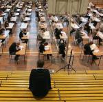 Ścisły nadzór nad egzaminami może ułatwiać władzom manipulowanie wynikami – sugeruje szef Komitetu Nauk Pedagogicznych PAN (na zdjęciu egzamin w jednym z białostockich gimnazjów w 2011 r.) 
