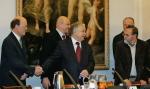 Ryszard Bugaj (z prawej) ma tę zaletę, że jest kojarzony z Lechem Kaczyńskim – twierdzi politolog. Na zdjęciu spotkanieprezydenta z ekonomistami w 2009 roku 