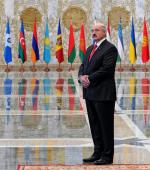 Prezydent Białorusi w zeszłym roku fotografował się na tle flag krajów b. ZSRR. Teraz będzie miał też partnerów z UE