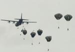 Amerykańscy spadochroniarze wyskakują z samolotu transportowego C-130 Hercules podczas ćwiczeń na Łotwie w czerwcu