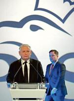 Adam Hofman  pozostaje w cieniu, ale Jarosław Kaczyński daje mu do zrozumienia,  że będzie jeszcze potrzebny