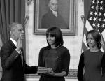 Amerykańska demokracja jest zakorzeniona w religii  – przypomina autor. Na zdjęciu: Barack Obama z ręką na Biblii  składa przysięgę prezydencką, Waszyngton, 20 stycznia 2013 r. 