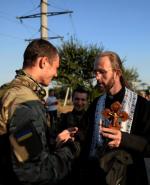 Żołnierze ukraińscy szykujący się do obrony Mariupola szukali pocieszenia u duchownych 
