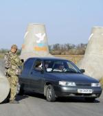 Posterunek ukraińskiej armii w pobliżu Mariupola. Na słupie napis „Wojnie – nie”