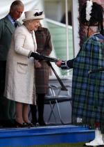 Królowa Elżbieta II odwiedziła w sobotę swój zamek w Balmoral w Szkocji. Ale premier David Cameron jej nie towarzyszył