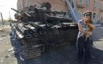 Wrak czołgu w okolicy Mariupola. Ukraińskie władze obawiają się w każdej chwili rosyjskiej ofensywy na to portowe miasto