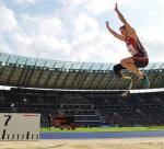 Markus Rehm skacze na stadionie olimpijskim  w Berlinie