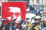 Włoska lewica tak bardzo antyfaszystowska:  na sztandarach Gramsci, Che Guevara i flaga Kuby 