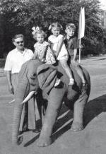 Krystyna, Ewa i Leszek z ojcem w latach 50.  W słonie wierzą do dziś
