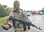 Rosyjski bojówkarz z granatem w ręku na posterunku w pobliżu lotniska w Doniecku, cały czas zajmowanego przez ukraińskich żołnierzy 