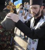 Prawosławny duchowny błogosławi ukraińskiego oficera w Mariupolu 